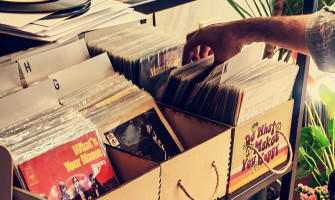 İzmir’de Analog Bir Yolculuk: Kemeraltı’ndan Karşıyaka’ya Yabancı Plak Koleksiyonculuğu Rehberi
