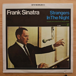 Frank Sinatra - Strangers In The Night