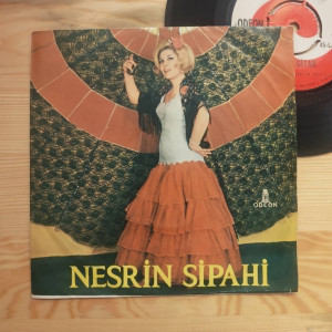Nesrin Sipahi - Ağla Gitar / Gül Oğlan - 45'lik